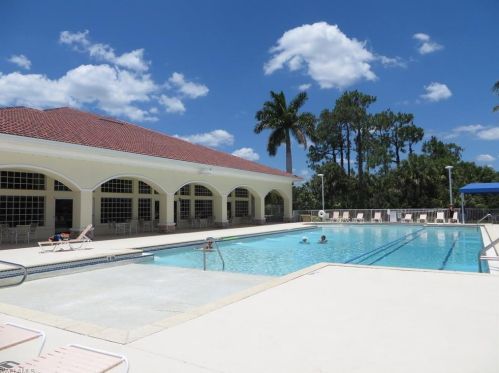 7504 Berkshire Pne Dr, Naples FL 34104-9441 exterior