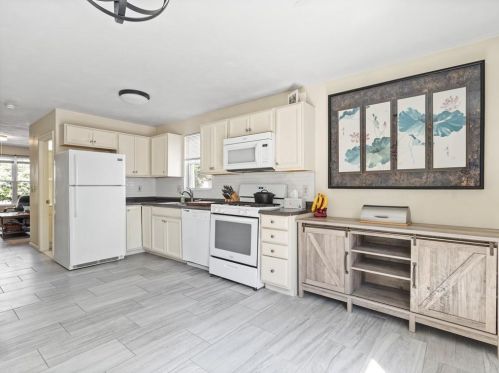 52 America St, Providence, RI 02903-1404