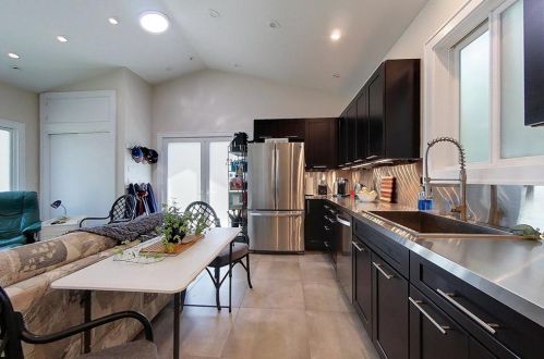 1 Indian Ter, Middletown RI 02842-5721 exterior