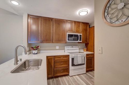 3282 Stonecreek Dr, Madison WI 53719-5250 exterior