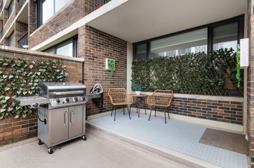 1555 Sandburg Ter, Chicago IL  60610-1350 exterior