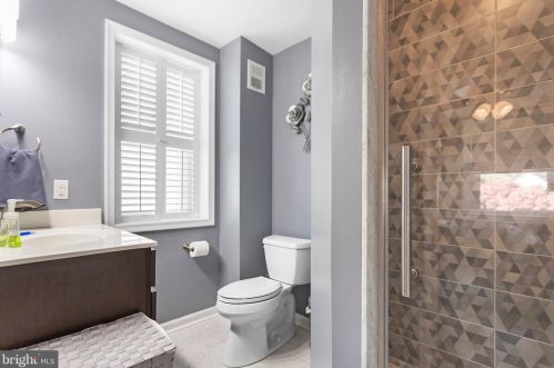 46 Wellington Rd, Ardmore PA 19003-3214 exterior