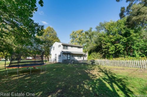 2475 Culbertson Ave, Rochester MI 48307-4610 exterior