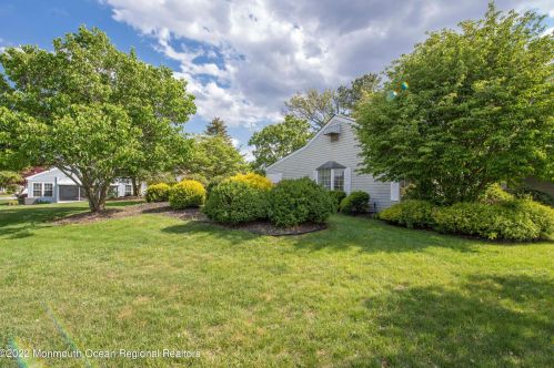 1 Gladstone Ave, Lakehurst NJ 08759-6626 exterior