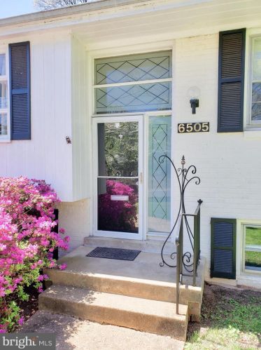 6505 Old Chesterbrook Rd, Mc Lean VA  22101-4608 exterior