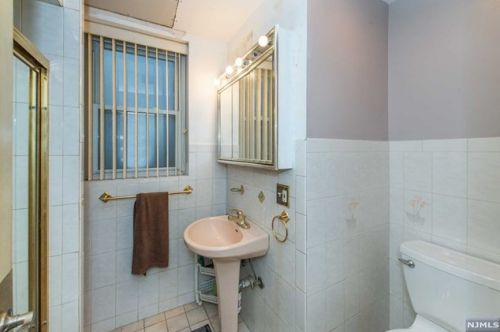 71 St, Union City NJ 07086-7101 exterior