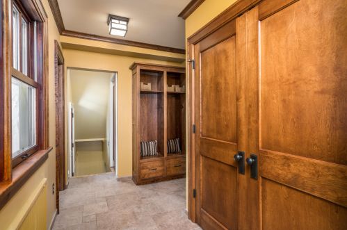 5925 Lk Dr, Milwaukee WI 53217-4629 exterior