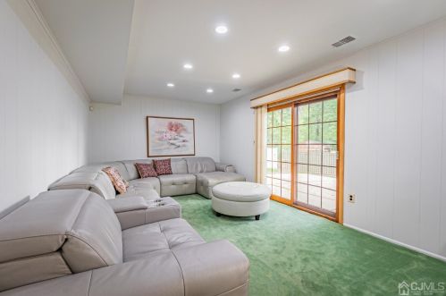 7 Meredith Rd, Edison NJ 08817-2231 exterior