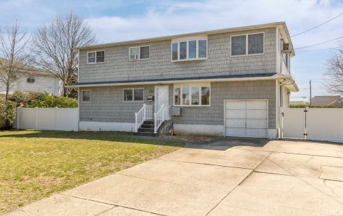 737 7th St, Babylon, NY 11704-4203