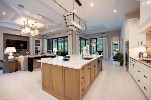 179 Mahogany Dr, Naples FL 34108-2926 exterior