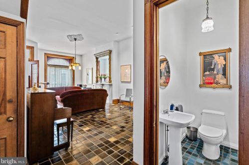 1708 Green St, Philadelphia PA 19130-7023 exterior