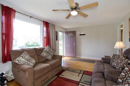 48 Spier Ave, Enfield CT 06082-4346 exterior