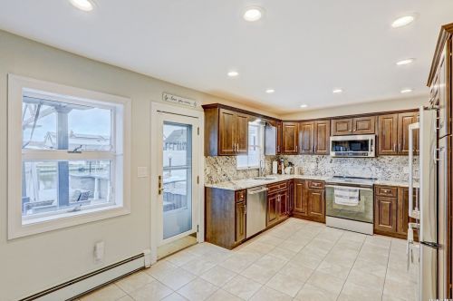 95 Midway St, Babylon NY  11702-4311 exterior