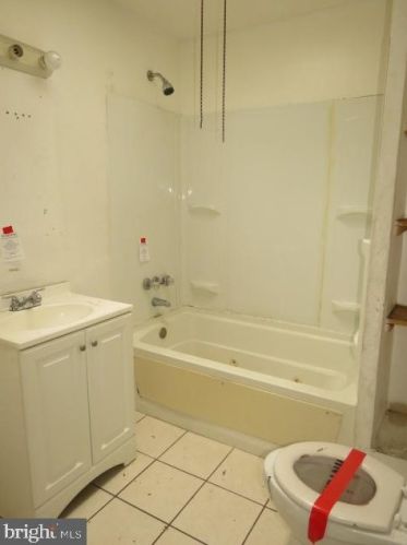 7108 Guyer Ave, Philadelphia PA 19153-2405 exterior