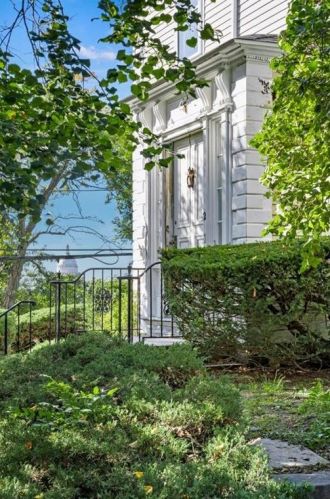 2 Cushing St, Providence RI 02906-2228 exterior