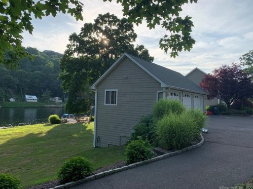 469 Roosevelt Dr, Seymour CT 06478-2701 exterior