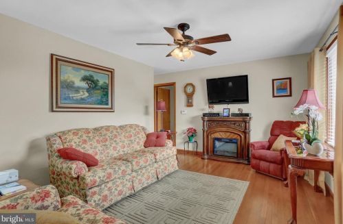 20 Lincoln Dr, Hanover, PA 17331-4906