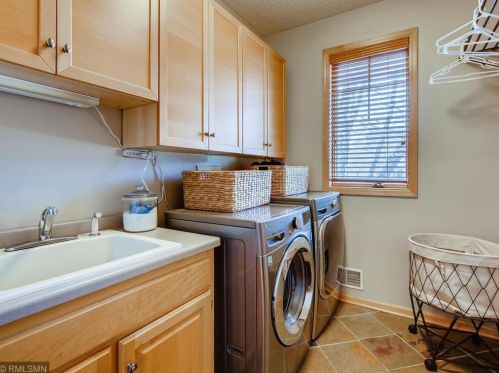 8932 Highview Ln, Saint Paul MN 55125-4921 exterior