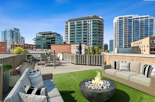 700 Orleans St, Chicago IL 60610-5017 exterior