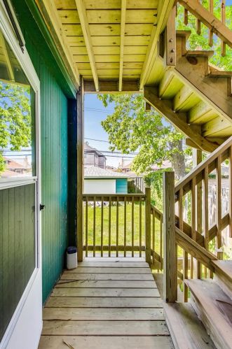 2836 Lunt Ave, Chicago IL 60645-2917 exterior