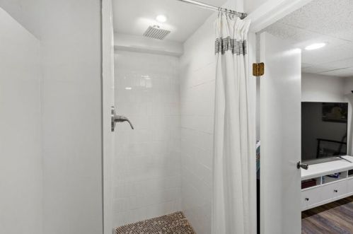 2008 Lacrosse St, Pittsburgh PA 15218-1826 exterior