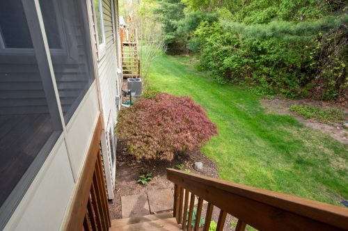 2242 Meadowglen Dr, Grand Rapids MI 49505-6302 exterior