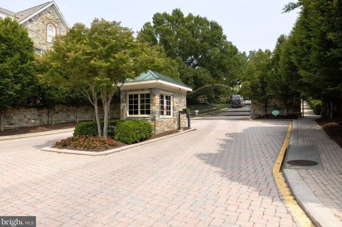 1456 Harvest Xing Dr, Mc Lean VA 22101-5651 exterior