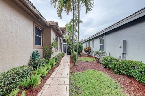 5827 Is Reach Ln, Boynton Beach FL exterior