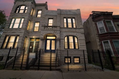 2646 Crystal St, Chicago, IL 60622-2812