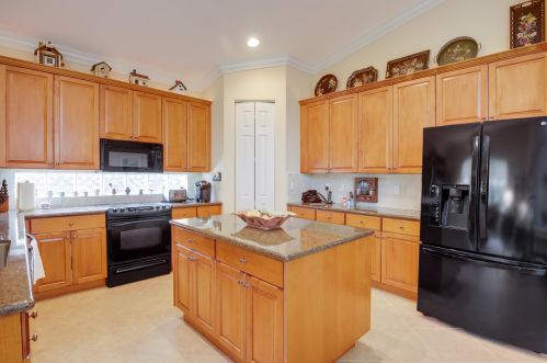 6904 Molakai Cir, Boynton Beach FL 33437-7030 exterior