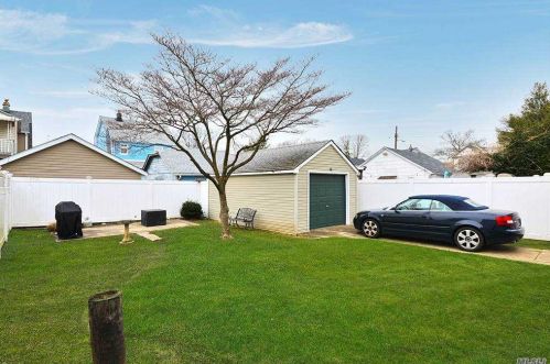 6 Eton St, Valley Stream NY 11581-2903 exterior