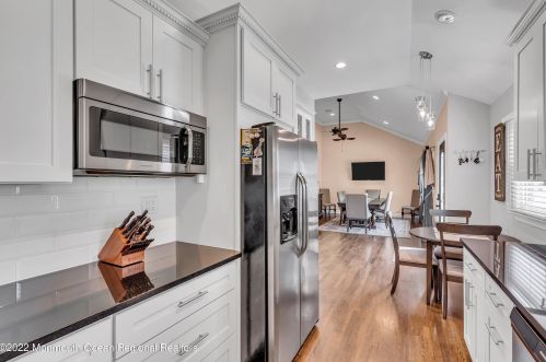 35 Arno St, Oakhurst NJ 07755-1002 exterior