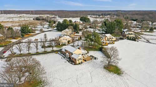 19840 Meredith Dr, Rockville MD 20855-2426 exterior