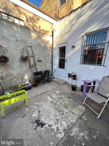 1244 Lawrence St, Philadelphia PA 19147-0052 exterior