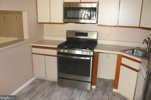 17 Mendrey Ct, Trenton NJ 08648-2661 exterior