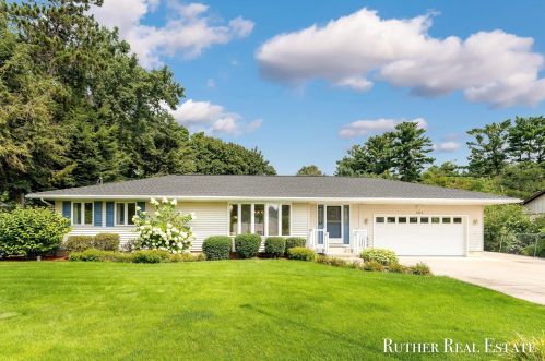 2112 Emens Dr, Meskegon MI 49444-4445 exterior