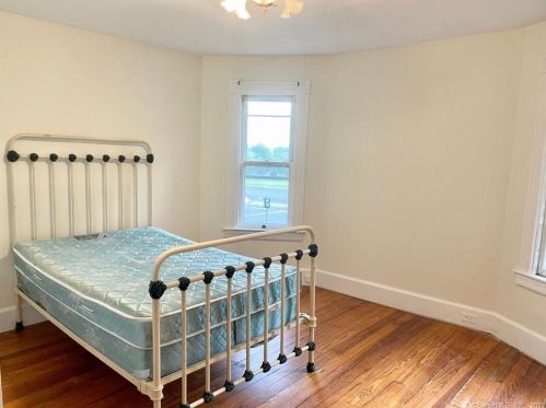 5 Franklin St, Enfield CT 06082-3608 exterior