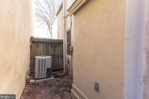 421 Iseminger St, Philadelphia PA 19147-6216 exterior