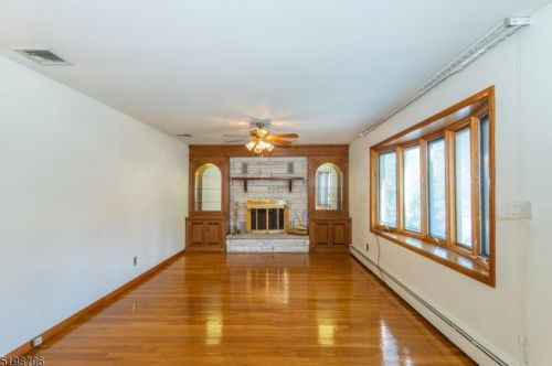 29 Westminster Ter, Town Center NJ 07052-2735 exterior