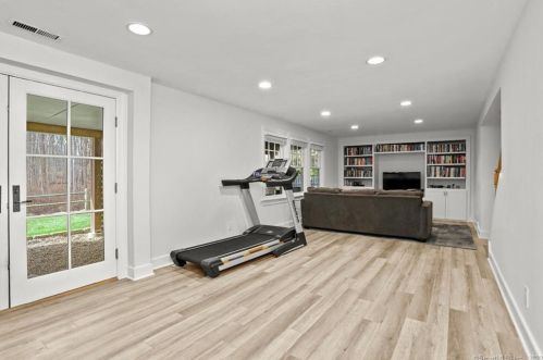 231 Bayberry Ln, Westport CT 06880-4026 exterior