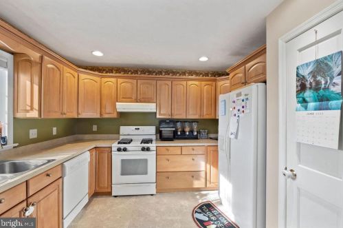 381 Thornhill Dr, Hanover PA  17331-7976 exterior