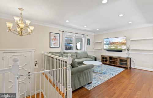 8213 Cooper St, Alexandria VA 22309-1052 exterior