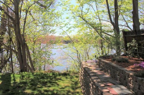 72 Cres St, Providence RI 02907-3237 exterior