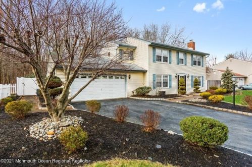 19 Sherwood Ln, Old Bridge, NJ 08857-1635