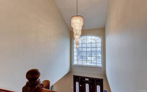 24 Vondran St, Huntington Station NY 11746-2548 exterior