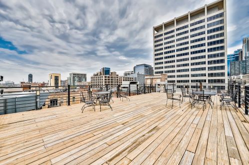 420 Clinton St, Chicago IL  60607-3803 exterior