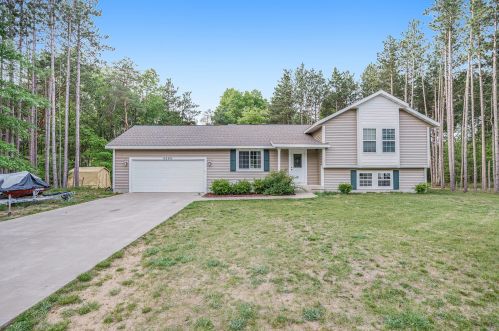 6648 Megan Ct, Meskegon, MI 49442-4985