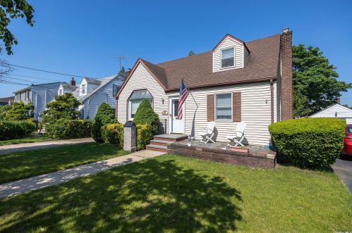 69 Carl St, Valley Stream, NY 11580-4034