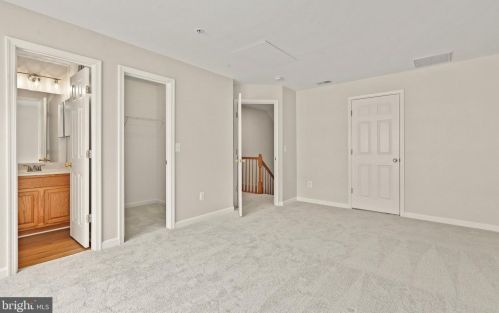 3805 Eisenhower Ave, Alexandria VA 22304-6427 exterior