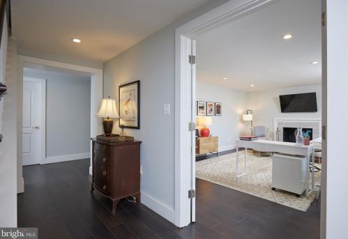 6825 Old Chesterbrook Rd, Mc Lean VA 22101-4408 exterior